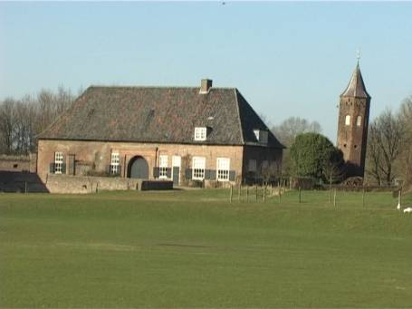 Gemeinde Berg en Dal NL : Ortschaft Ooij, der Turm der Vorburg steht schief ( Rest des ehemaligen Schlosses Ooij ).